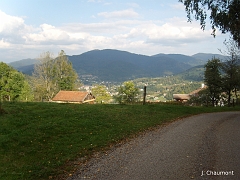 Vue sur Saint-Maurice et son habitat établi sur les pentes des montagnes